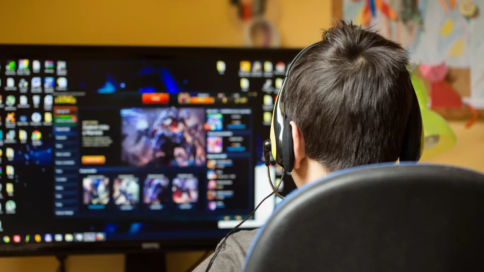 En aktuell studie visar att det finns ett samband mellan antalet timmar på internet, problematiskt och beroendeframkallande spel. Foto