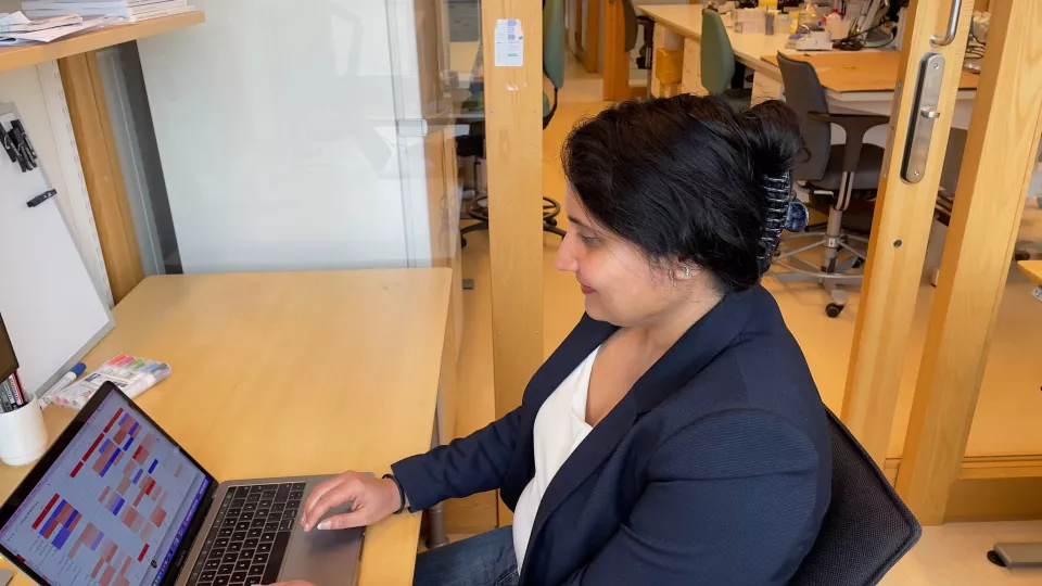 bild på forskaren Rashmi Prasad när hon sitter vid datorn. foto.