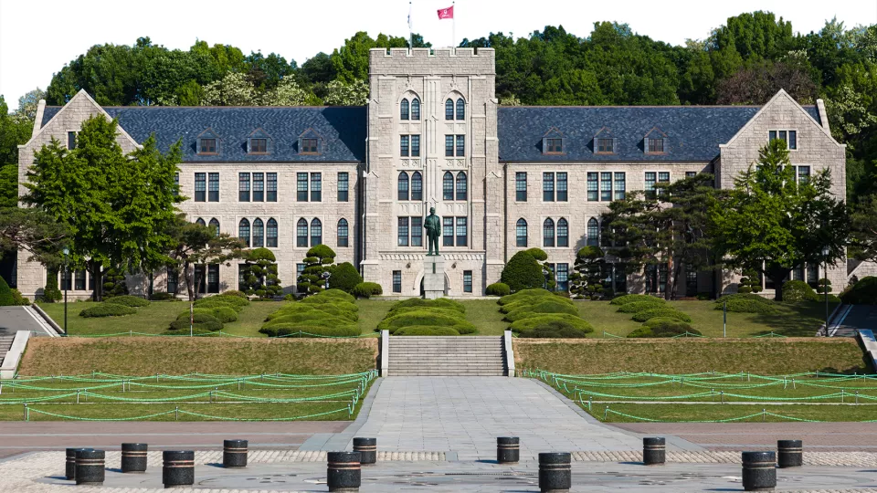 Foto. Exteriörbild av Korea University.