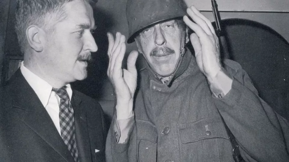 Hasse Alfredson (vänster) och Tage Danielsson i sin revy "Å vilken härlig fred" från 1966 Källa: Wikipedia.