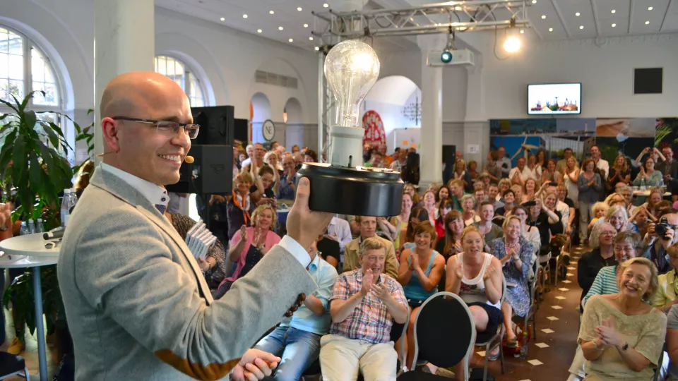 Årets vinnare av Science slam, Tomas Björklund. Foto: Jonas Andersson