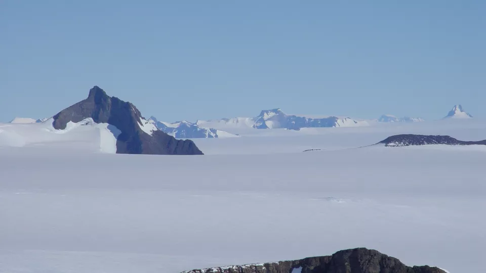 Foto från Drottning Mauds land i Antarktis. Vinterns borrningar genom mer än tre kilometer tjock is sker på annan plats i Antarktis. Foto: Raimund Muscheler