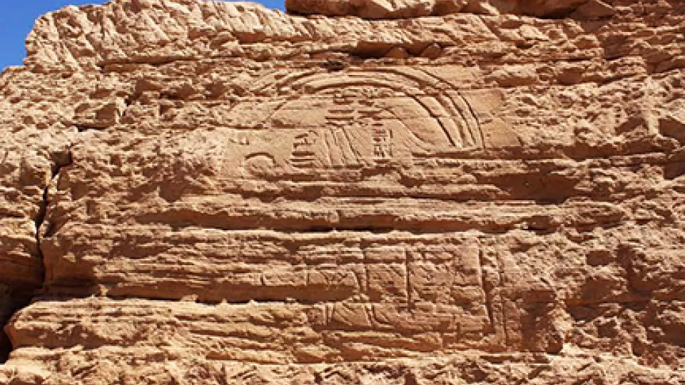 Egyptisk relief i stenväg med 2500 år gamla inskriptioner