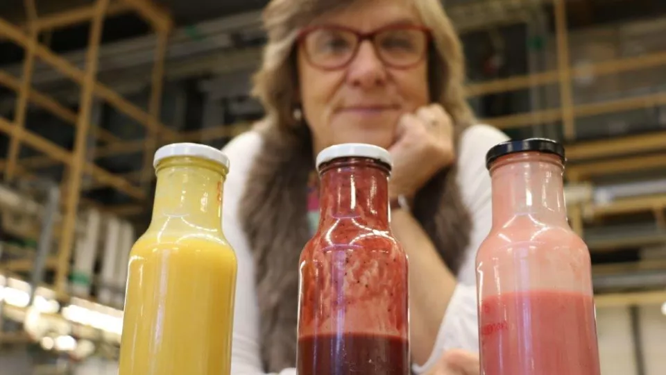 Inte vilken smoothie som helst: Livsmedelsprofessorn Eva Tornbergs fruktdryck är - förutom frukten - gjord på en emulsion av potatis och rapsolja. Bild: Kristina Lindgärde