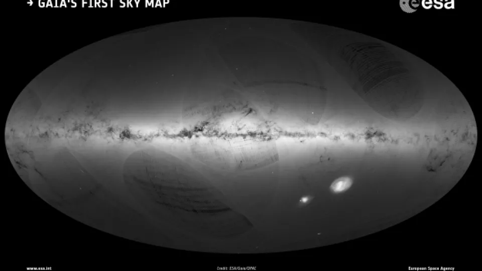 Den första bilden av hela himlen som framställts med hjälp av Gaia-data. Bilden visar fördelningen av mer än en miljard stjärnor. De två fläckarna i nedre högra hörnet är Stora och Lilla Magellanska Molnen. Foto: ESA/Gaia/DPAC