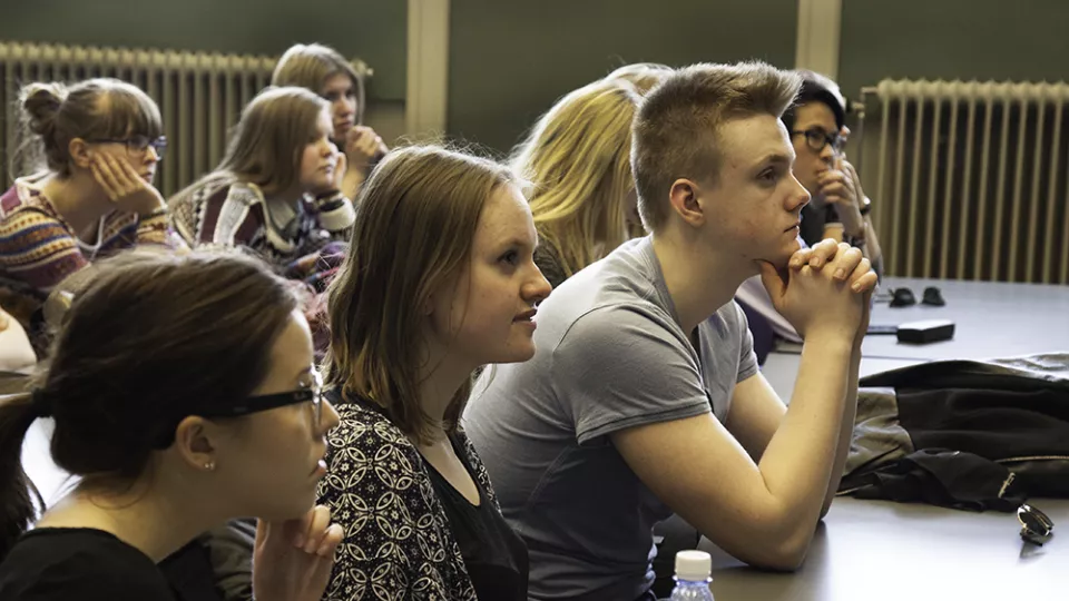 Bild på elever som lyssnar på en föreläsning
