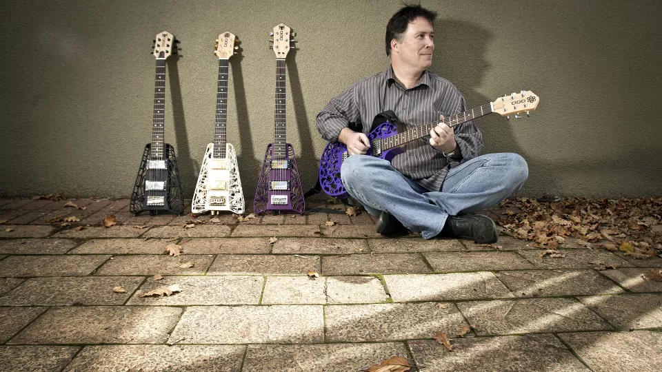 LTH:s nya 3D-printsprofessor Olaf Diegel med – så klart – egna, 3D-printade gitarrer.