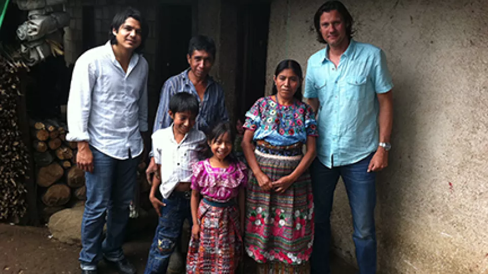 Johan Sandberg(th) på fältarbete i Guatemala