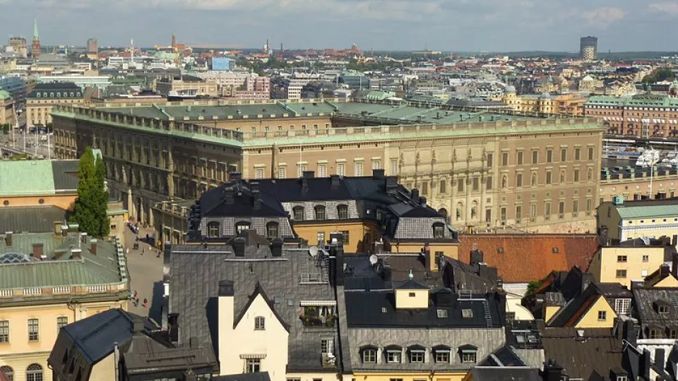 Inte bara framtiden ställer nya byggkrav. Också gamla byggander behöver tas om hand när vädret och kraven ändras. Här vy över Gamla stan i Stockholm. Bild Wikipedia Commons.