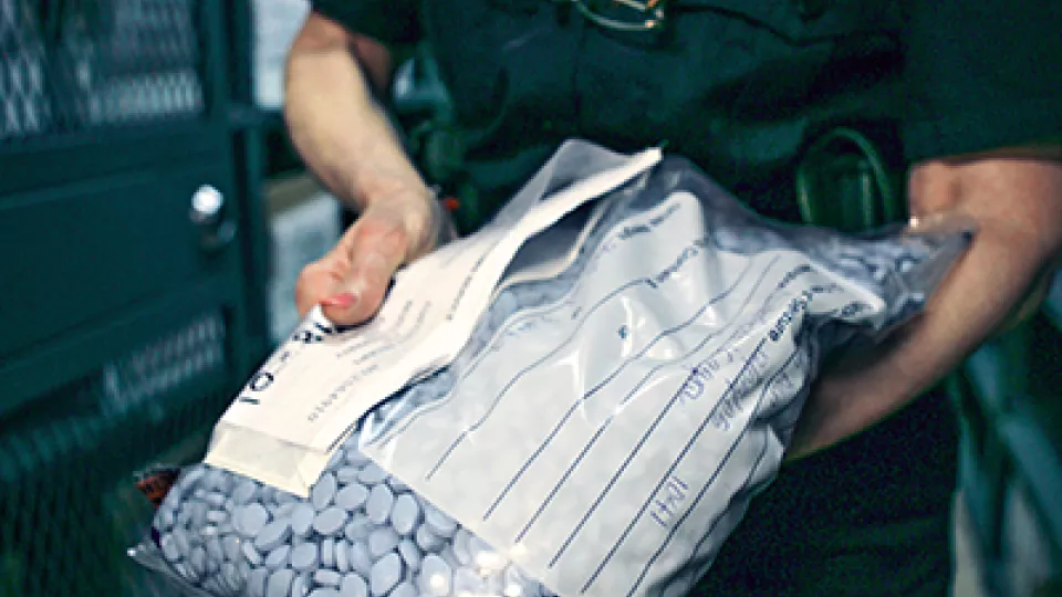 En amerikansk gränspolis visar upp en påse med falska Viagra- tabletter. Dessvärre förfalskas även direkt livsnödvändig medicin. Foto: James R. Tourtellotte, U.S. customs and border protection
