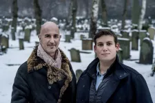 Micael Bindefeld och Daniel Leviathan på Norra judiska begravningsplatsen i Solna. Foto: Karl Gabor