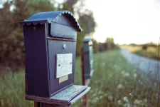 Två brevlådor på landsbygden. Foto.