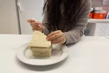 bild på studiedeltagare som äter bröd. foto.