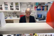 Kvinna ser ned på sin arbetsbänk i labbet. Hon ser koncentrerad ut.