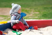 Barn som leker i sandlåda