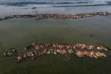 Flygbild översvämmad by i Indonesien. Foto. 