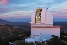 Amerikanskt teleskop i skymningsljus.