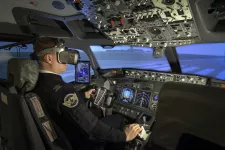 Flygpilot i cockpit med VR-glasögon. Foto. 