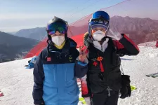 Kristina Fagher tillsammans med en kinesisk kollega, "Ski-doctor", i backen. Att få träffa internationella kollegor är mycket givande och inspirerande. Foto.