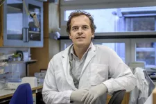 bild på forskaren filipe pereira när han sitter i sitt labb. foto.