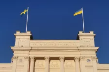 Foto på Universitetshuset med flaggor