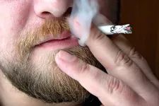 en man som röker. foto.