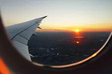 Vy från ett flygplansfönster i skymningen. Foto.
