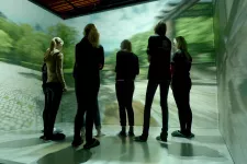 En grupp människor i en virtuell miljö i VR-labbet. Foto Jessika Sellergren.