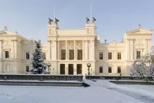 Bild på universitetshuset i snölandskap