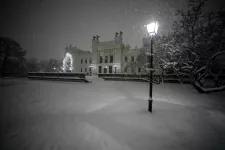 Bild på universitetshuset i snö