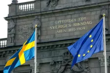 Sveriges och EU:s flagga utanför Sveriges Riksdag
