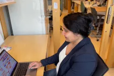 bild på forskaren Rashmi Prasad när hon sitter vid datorn. foto.