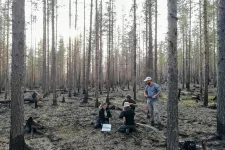Bild på forskare i brandskadad skog.