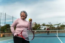 Äldre kvinna spelar tennis. Foto: iStock