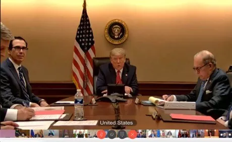 Bild5. Trump med finansminister, general samt en flagga bakom sig