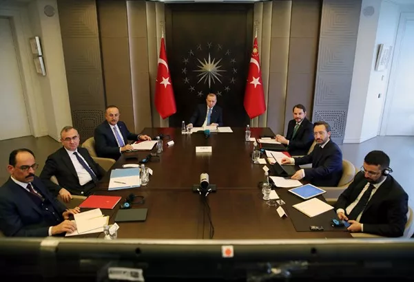 Bild3. President Erdogan omgiven av sina rådgivare