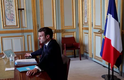 Bild7. Macron i Elyséepalatset, utrustad med handsprit