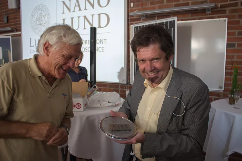 Lars Samuelson, professor i nanofysik och Nanometerkonsortiets tidigare chef, med en färs 3D-utskrift av gamla logotypen. Ingolf Lindau, professor i synkrotronljusfysik, till höger.