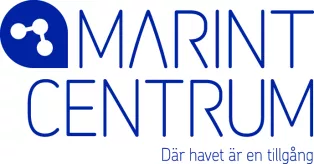 Text där det står "Marint Centrum, Där havet är en tillgång", i blått mot en vit bakgrund. Grafisk logotyp.
