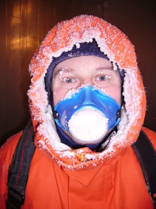 Kalev Kuklane testar andningsskydd i kylkammarens femtio minusgrader