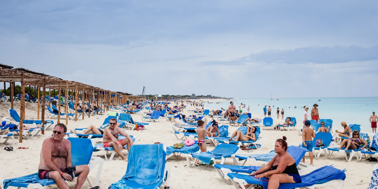 solande turister på en strand