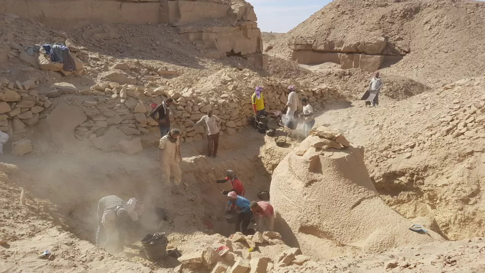 Utgrävningen i Sandstensverkstaden. I mitten ser man den halvtäckta sfinxen. Foto: Gebel el-Silsila project.