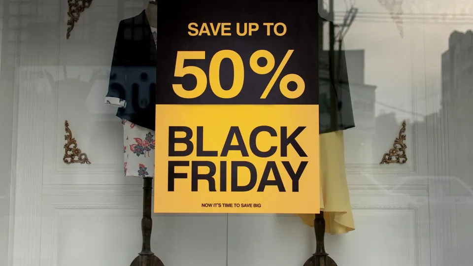 Skyltfönster med reklamtexten: "Save up to 50%. Black Friday."