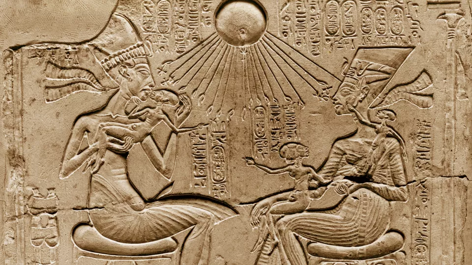 Stenrelief med egyptisk farao med fru.