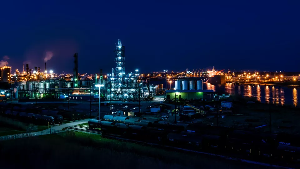 En bild av hamnen Arthur, Texas, USA. I bild syns byggnader, fabriker och havet. Bild: Pixabay.
