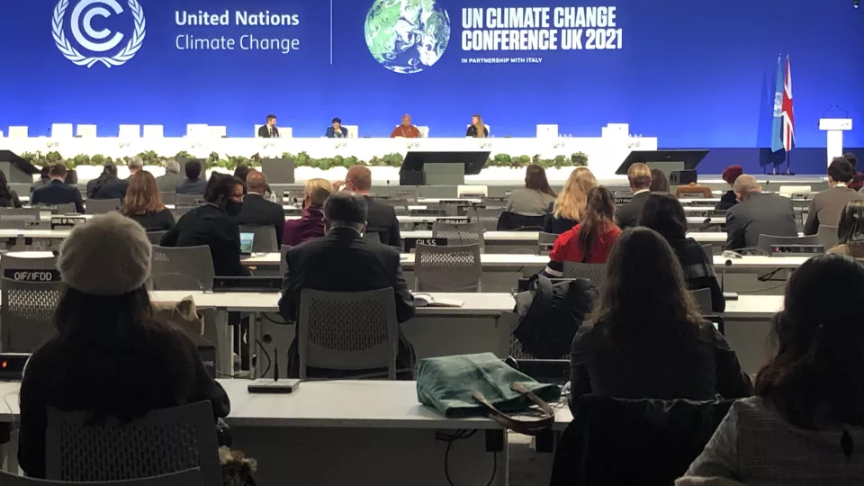 Delegater lyssnar på panel under COP26. Foto.
