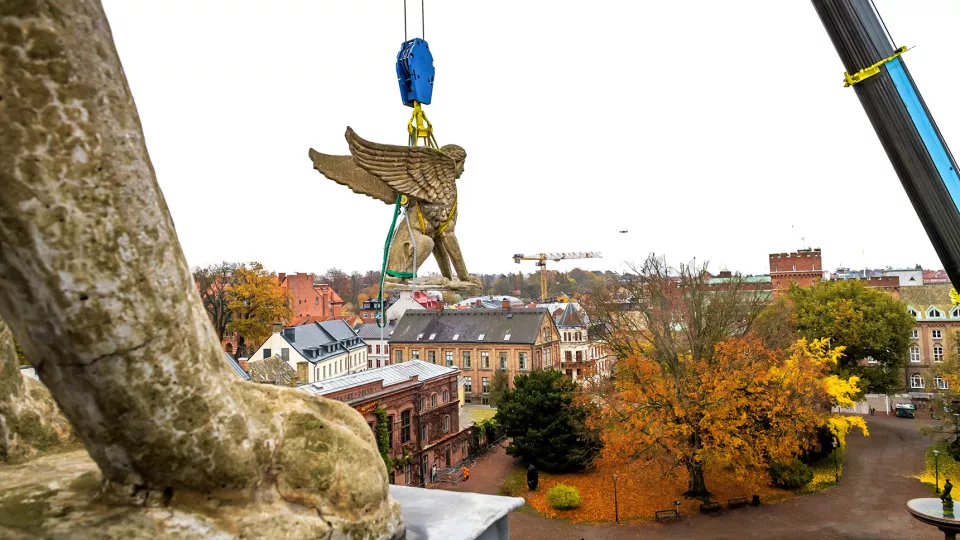 En skulptur i form av en sfinx hissas i luften. Foto: 