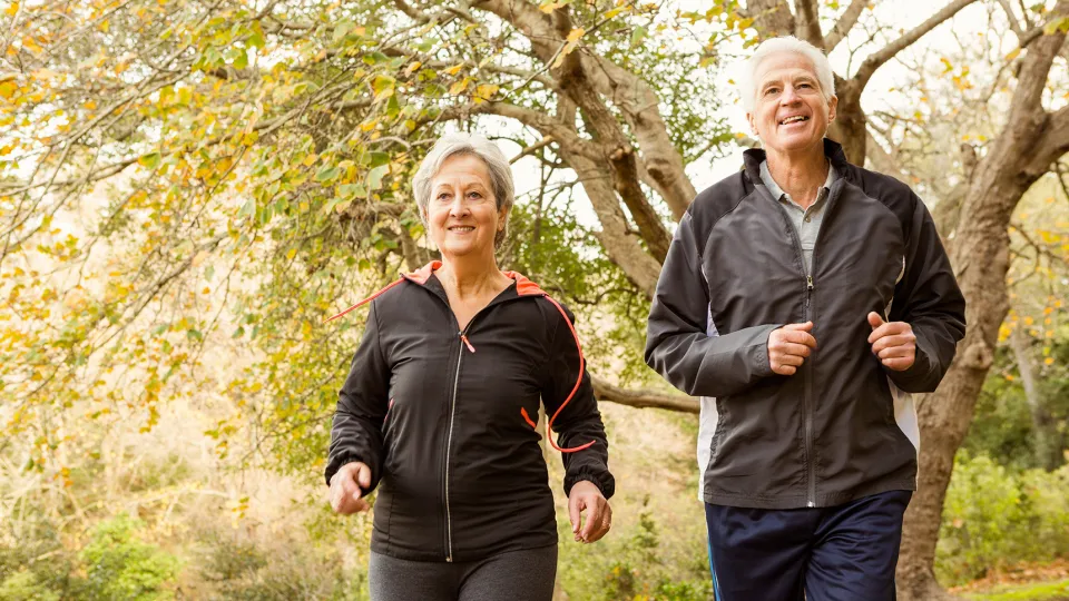 Äldre man och kvinna joggar.