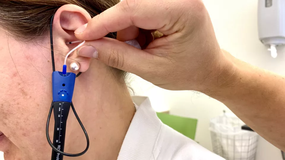 bild på hörselapparat: Genom mätinstrumentet Real Ear Measurement kan man mäta in i hörselgången och anpassa hörapparaten till varje person och på så vis dämpa av tinnitus-besvären. Foto.