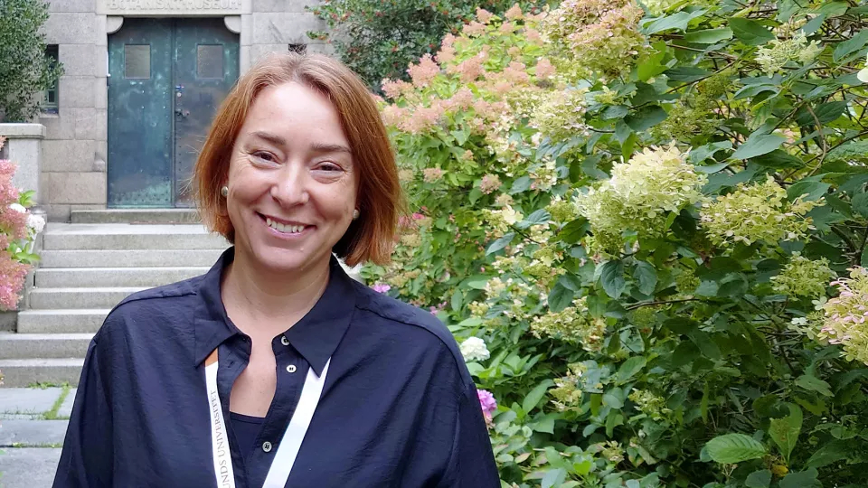 Leende kvinna klädd i blått. Foto